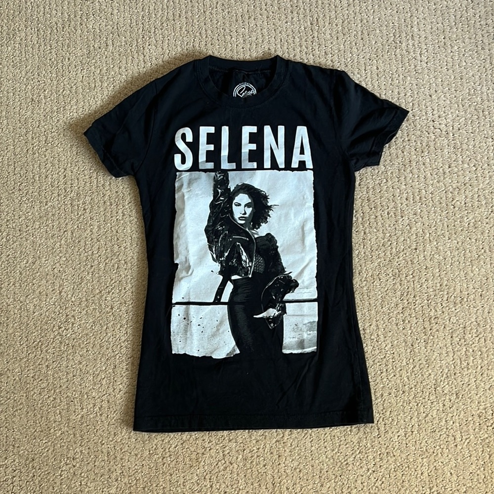 Selena Graphic Tee 🌹